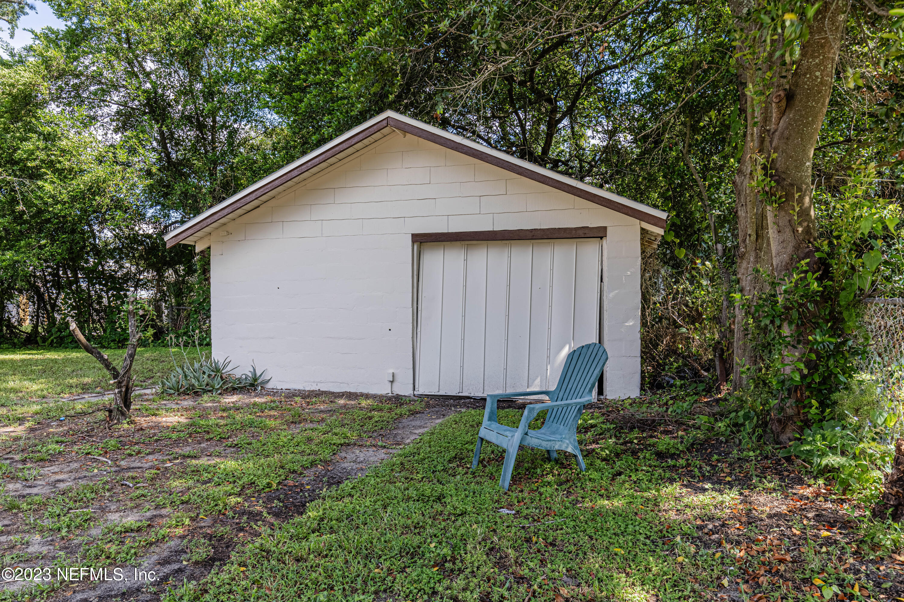 4729 Cambridge Road Jacksonville, FL 32210 - Photo 32 of 37 a backyard of a house with lots of green space