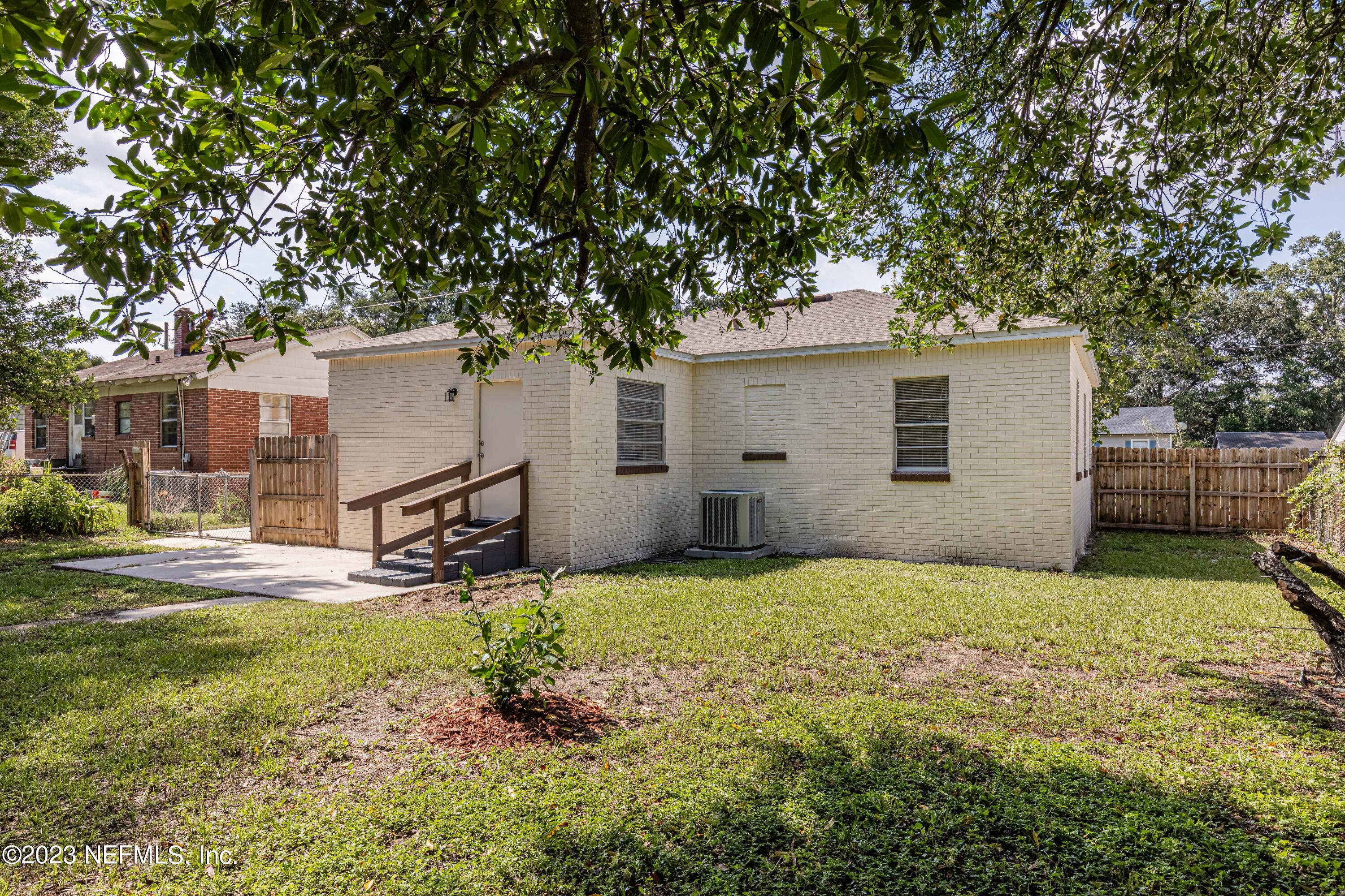 4729 Cambridge Road Jacksonville, FL 32210 - Photo 36 of 37 a backyard of a house with table and chairs