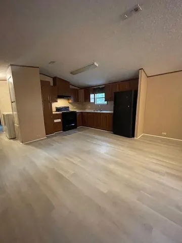 a view of a big room with closet