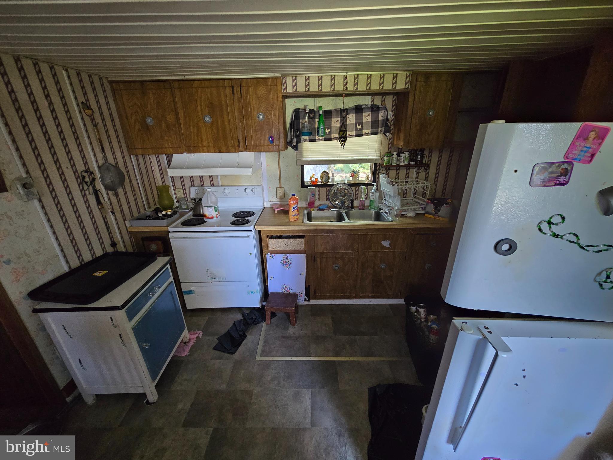 36676 Bi State Boulevard Delmar, DE 19940 - Photo 29 of 32 a room with furniture and window