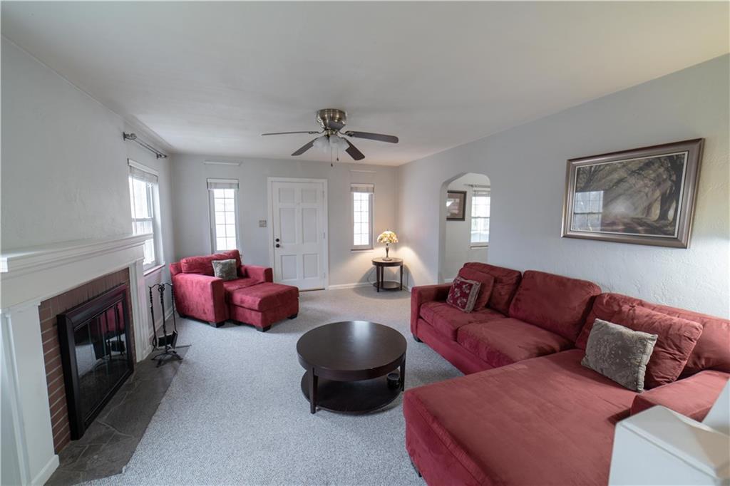327 Beadling Road Pittsburgh, PA 15228 - Photo 4 of 13 Gallery Image 4