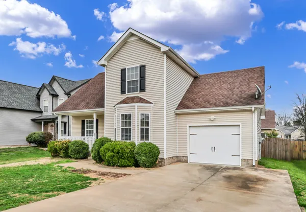 a view of a yard in front of house