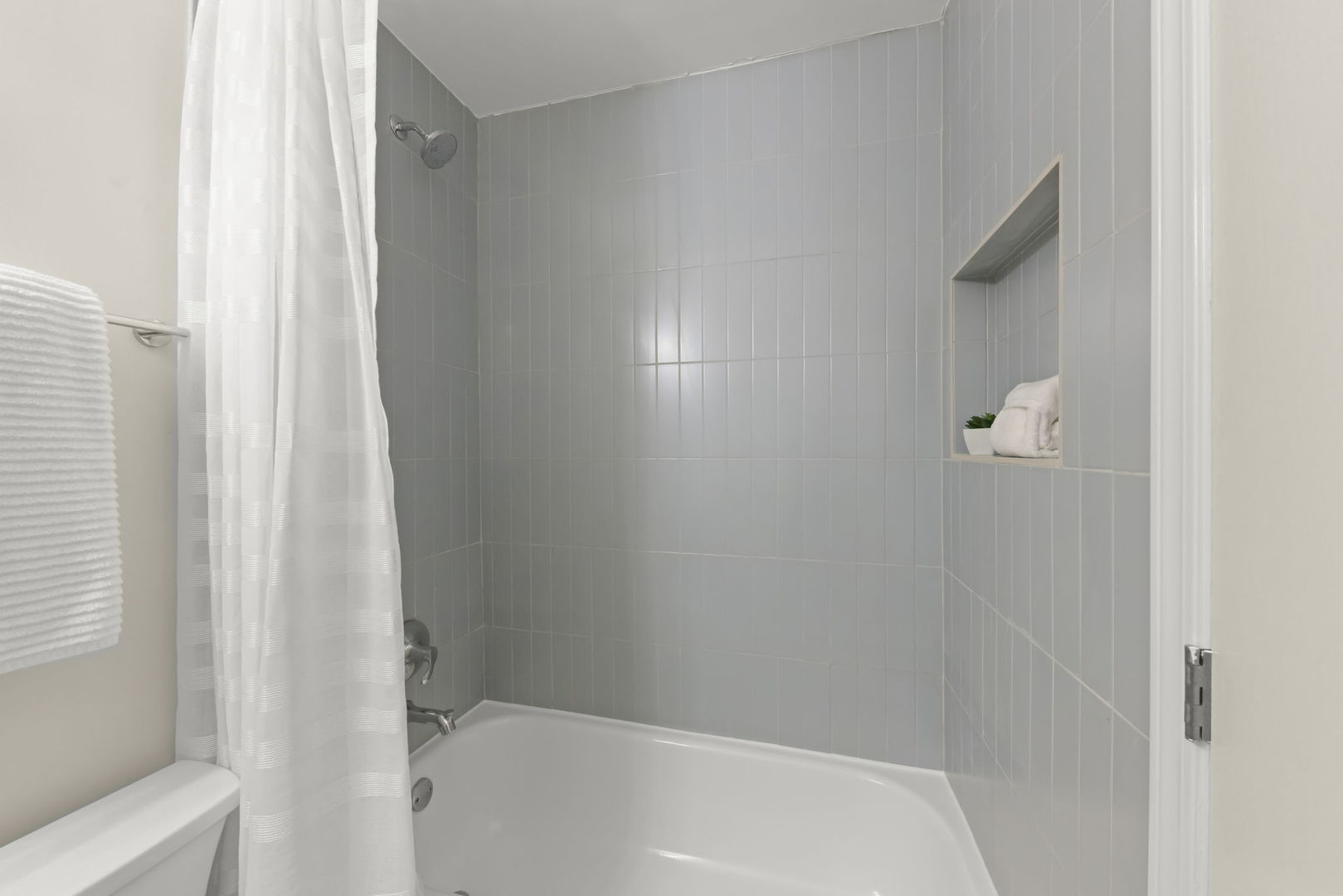 2235 Highfield Court Aurora, IL 60504 - Photo 18 of 31 a bathroom with a bathtub