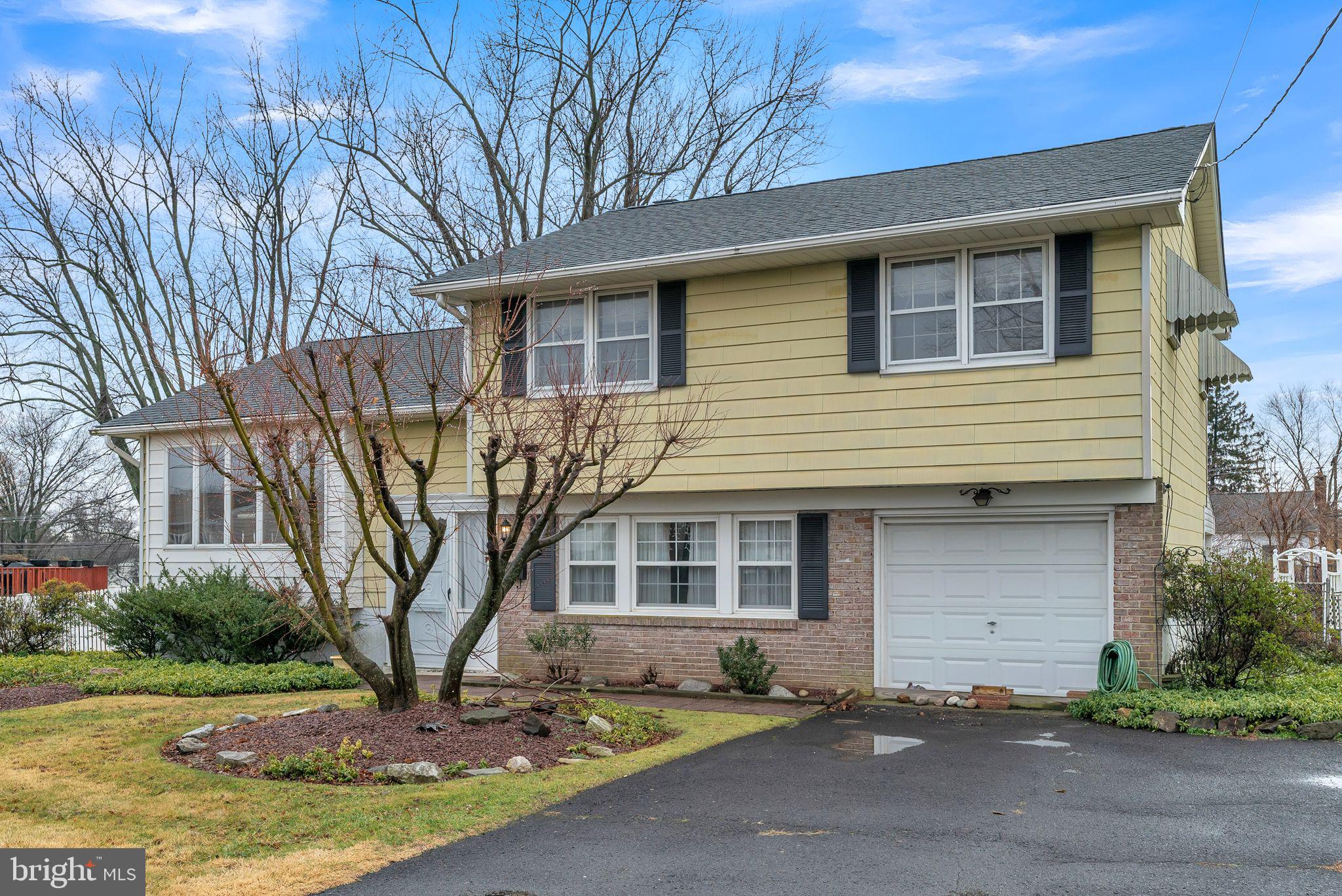 Front w/Driveway Parking