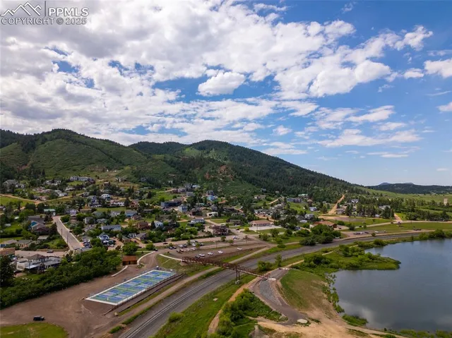 a view of a lake in a city