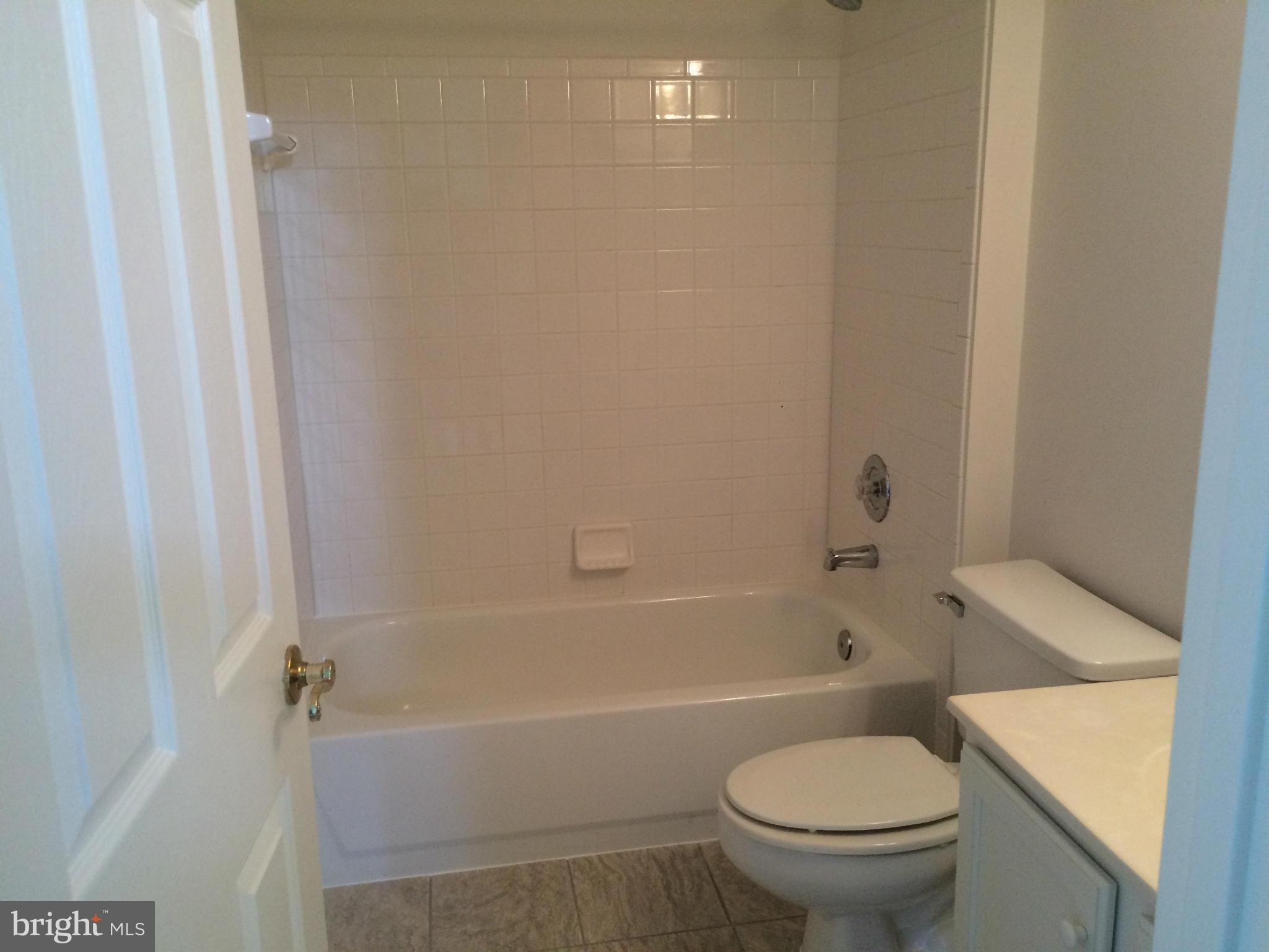 302 Ridgepoint Place, Unit 38 Gaithersburg, MD 20878 - Photo 13 of 26 Bath