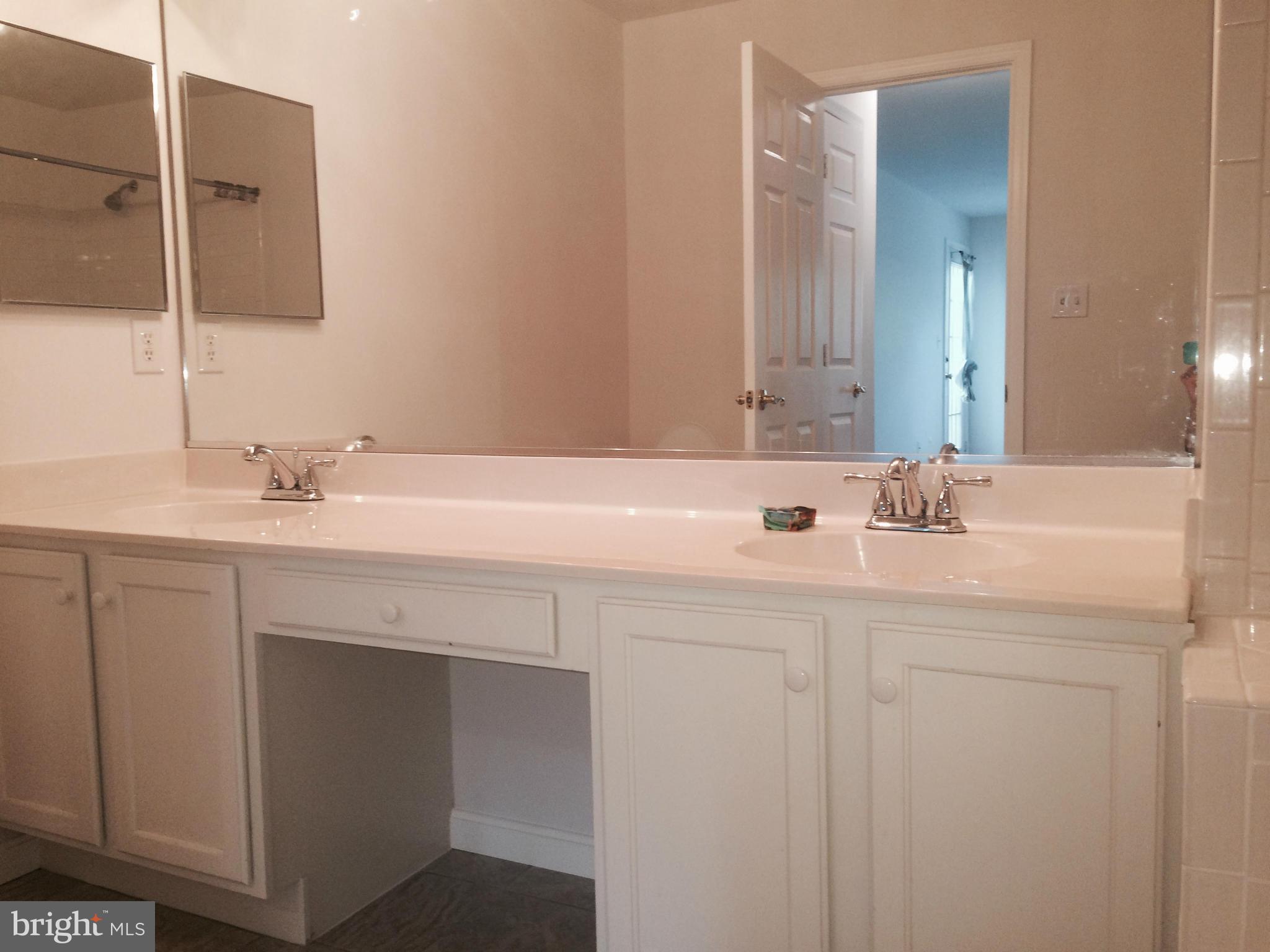 302 Ridgepoint Place, Unit 38 Gaithersburg, MD 20878 - Photo 17 of 26 Bath (Master)