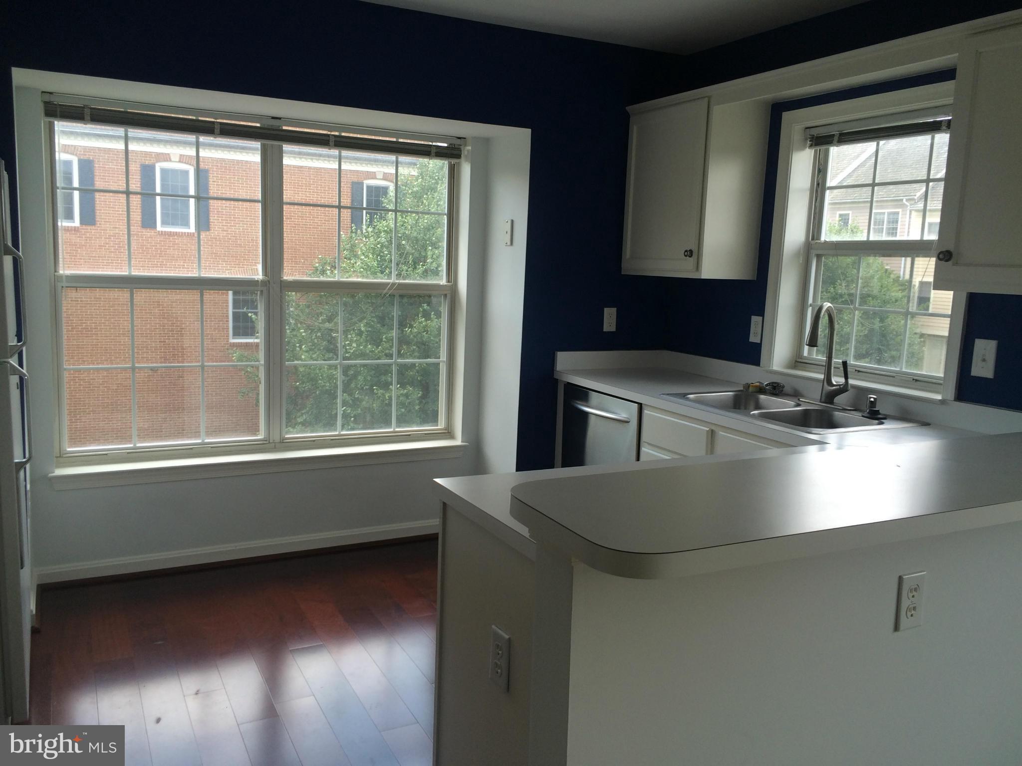 302 Ridgepoint Place, Unit 38 Gaithersburg, MD 20878 - Photo 3 of 26 Kitchen