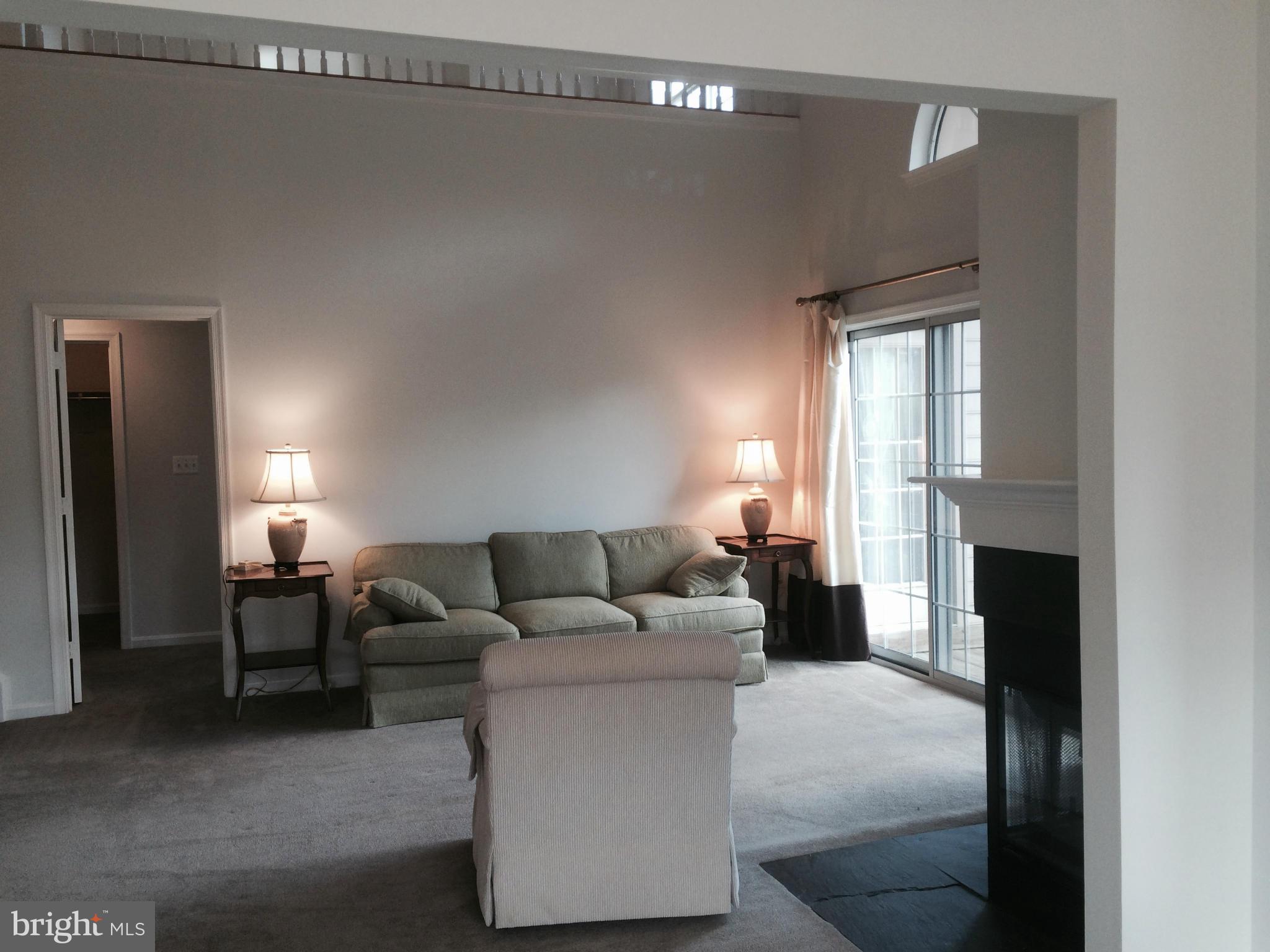 302 Ridgepoint Place, Unit 38 Gaithersburg, MD 20878 - Photo 6 of 26 Living Room