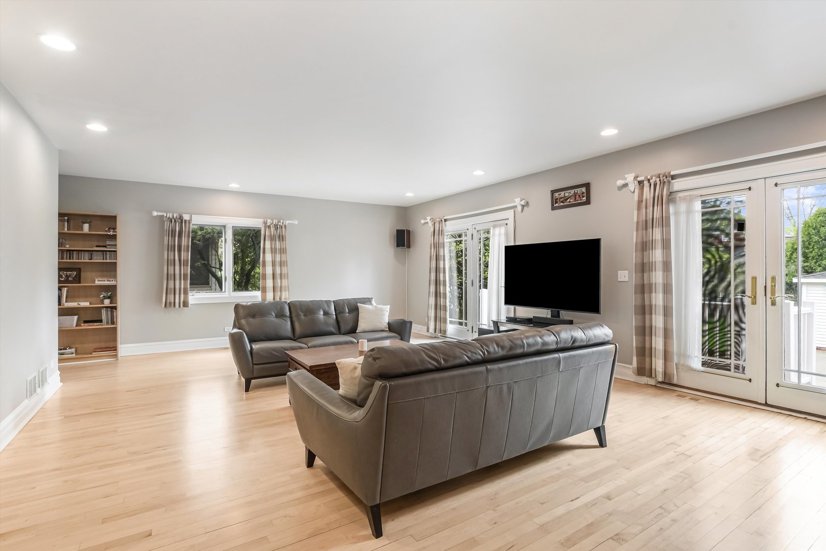 230 Wisner Street Park Ridge, IL 60068 - Photo 11 of 43 a living room with furniture and a flat screen tv