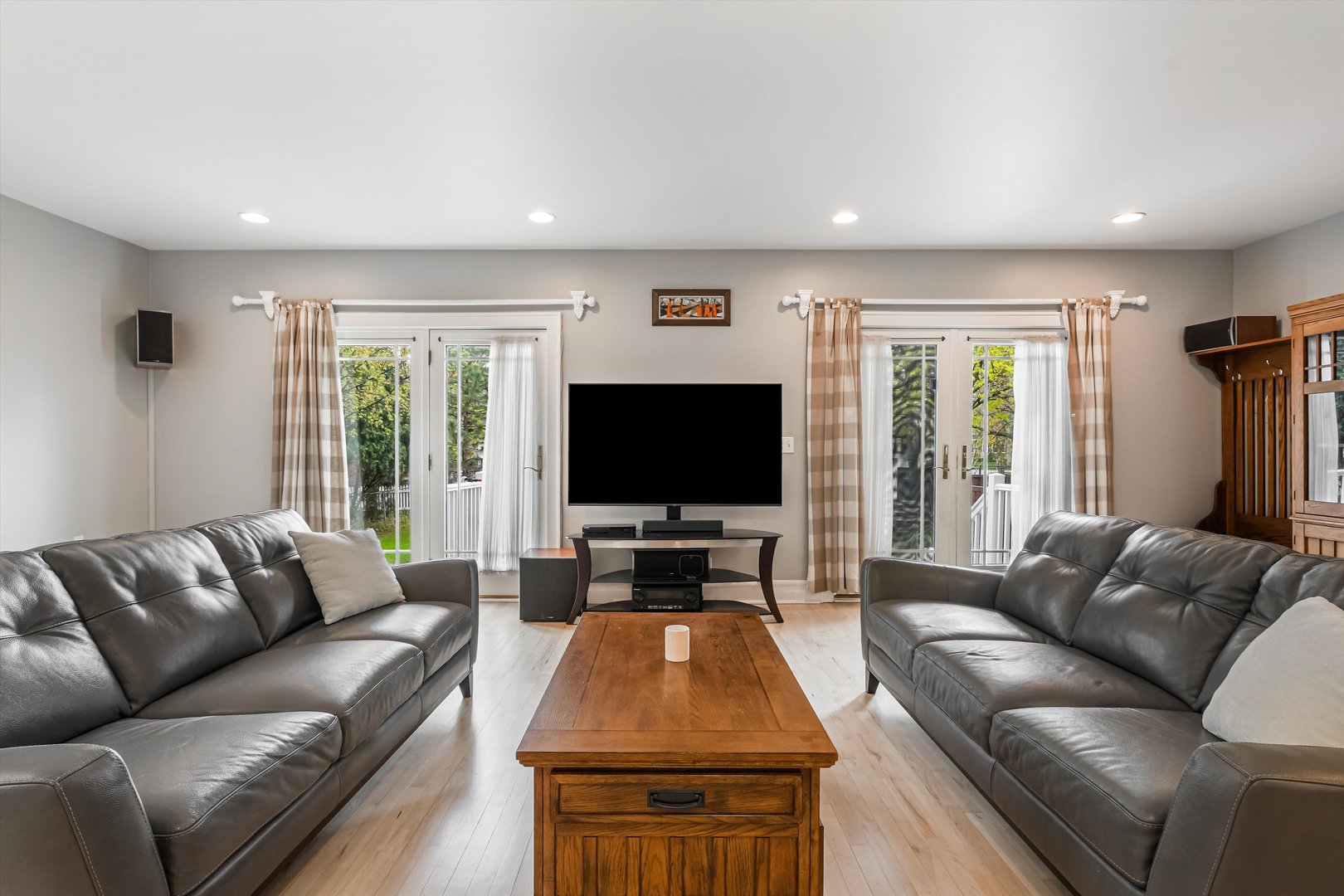 230 Wisner Street Park Ridge, IL 60068 - Photo 12 of 43 a living room with furniture and a flat screen tv