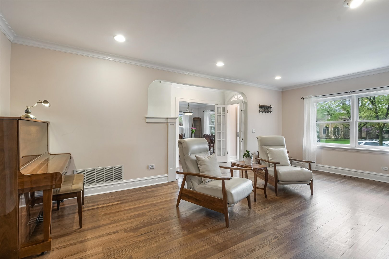 230 Wisner Street Park Ridge, IL 60068 - Photo 6 of 43 a living room with furniture and a wooden floor