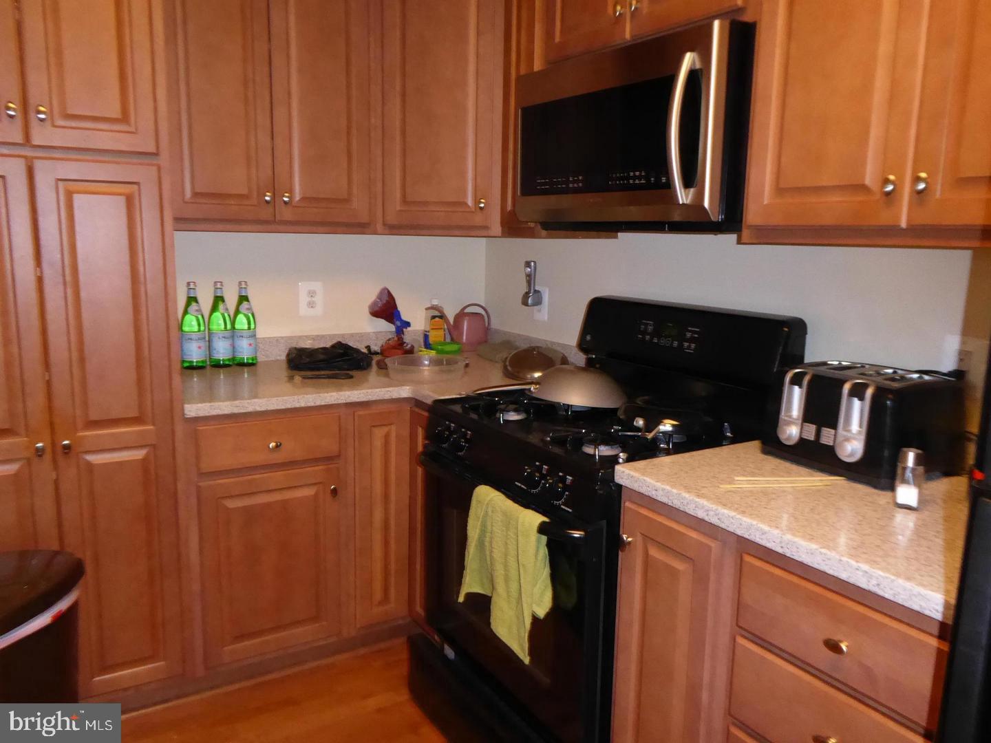 21222 McFadden Square, Unit 209 Sterling, VA 20165 - Photo 9 of 16 Kitchen