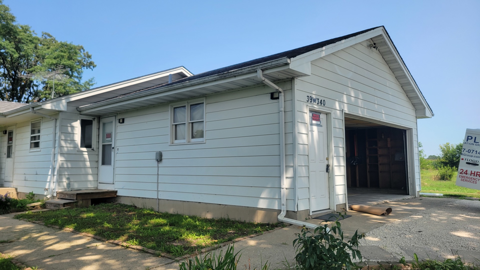 20 Highway Elgin, IL 60124 - Photo 3 of 21 a front view of a house with garden