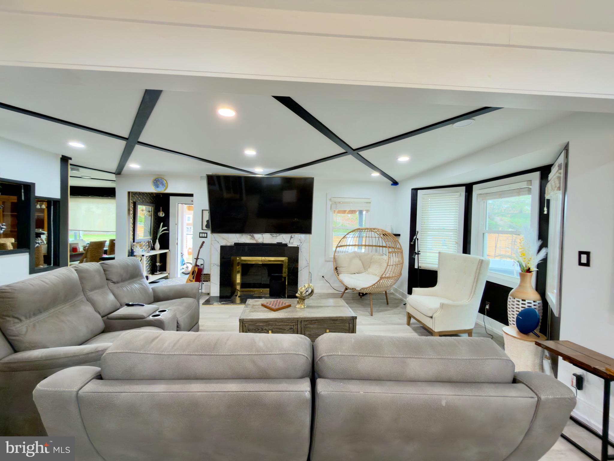 16720 Longdraft Road Gaithersburg, MD 20878 - Photo 4 of 40 Living Room