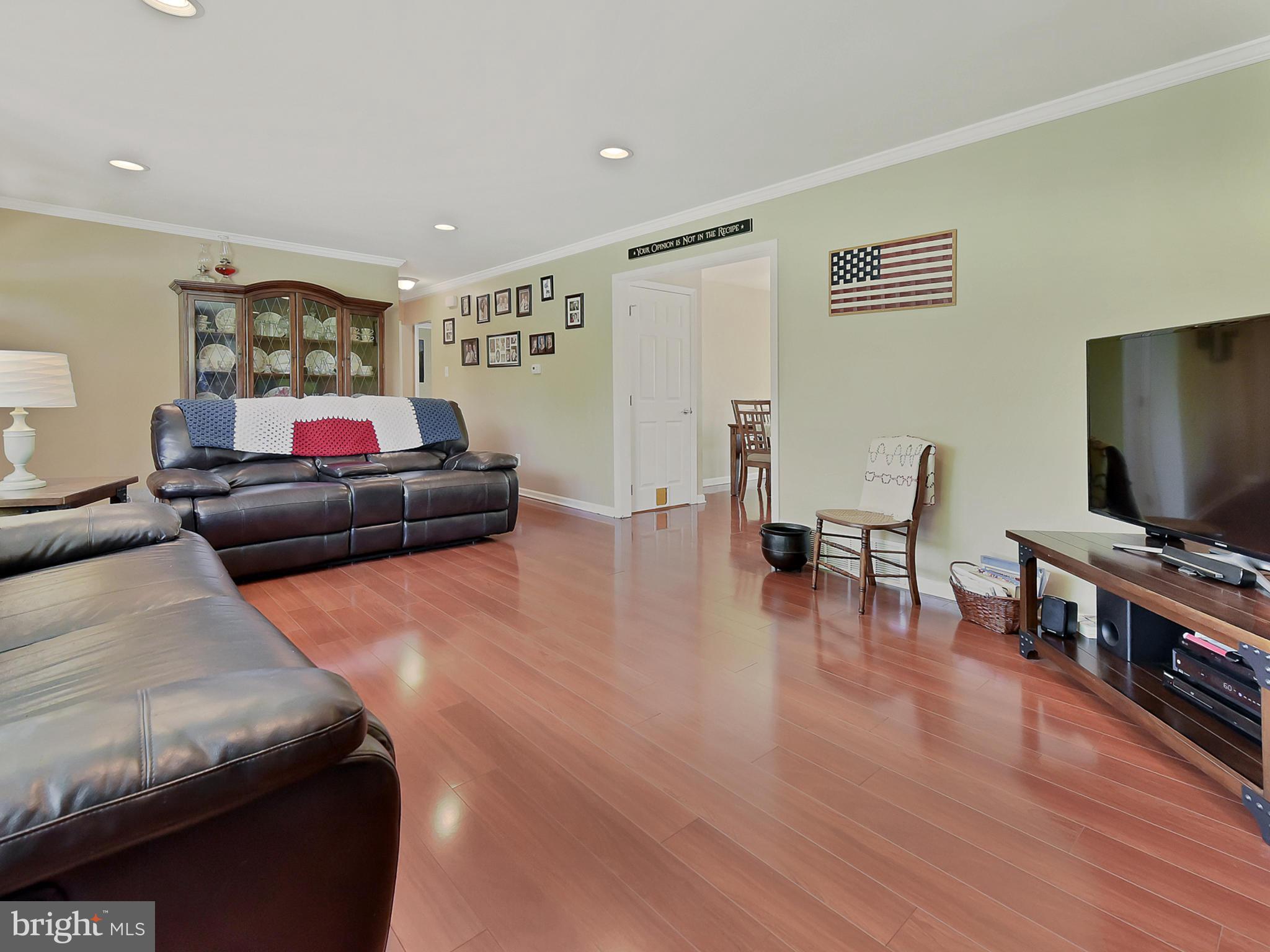 12134 Walnut Point Road Hagerstown, MD 21740 - Photo 11 of 43 Living room
