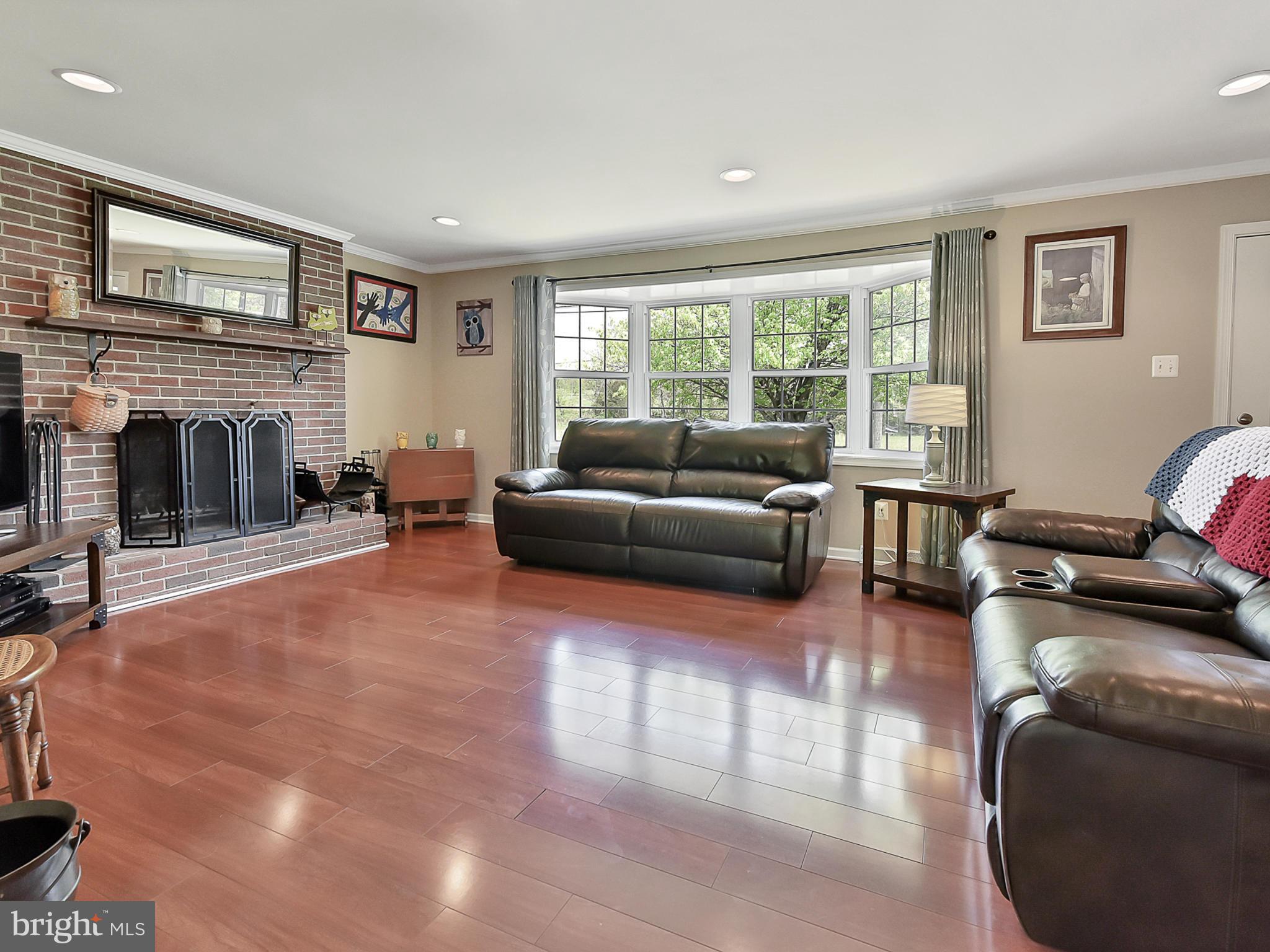 12134 Walnut Point Road Hagerstown, MD 21740 - Photo 12 of 43 Living room