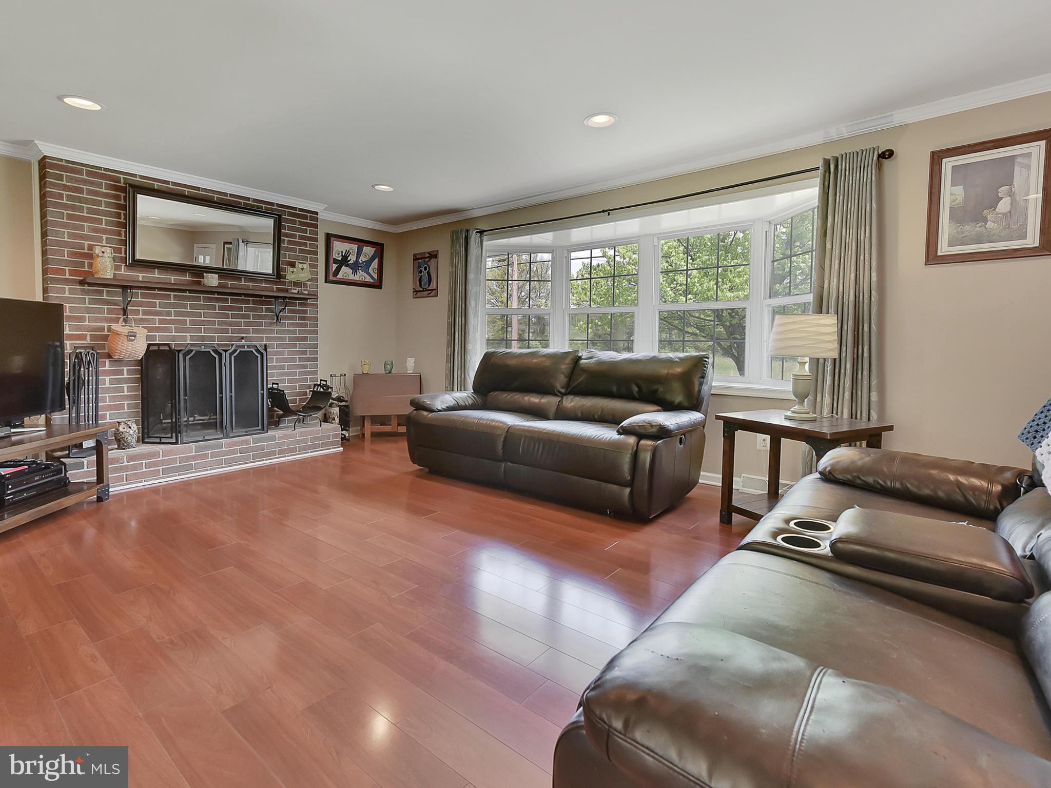 12134 Walnut Point Road Hagerstown, MD 21740 - Photo 10 of 43 Living room