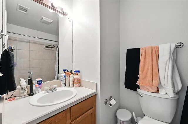 a view of back yard of the house