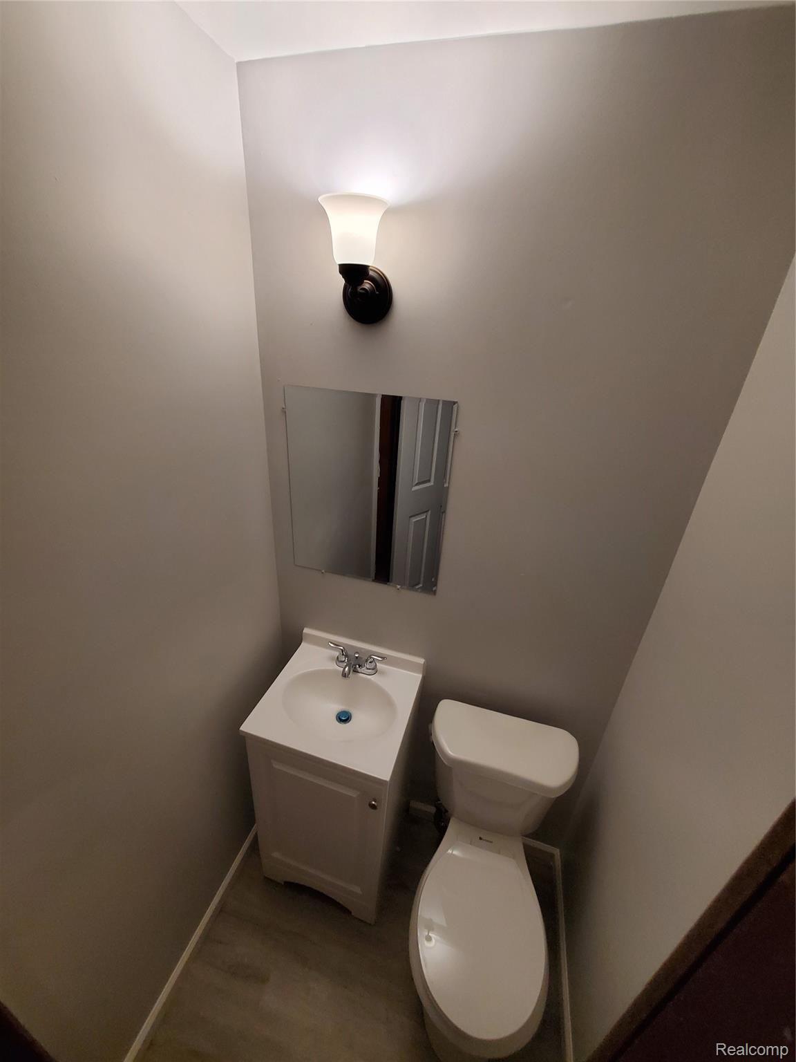 1397 South Graham Road Flint, MI 48532 - Photo 31 of 38 16) En suit - 3x3 - 1397 S Graham Rd. Flint, MI (1)