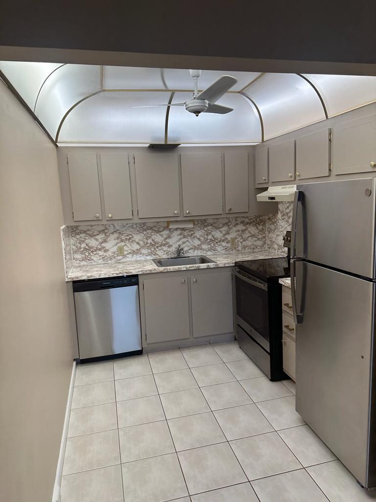 251 Fanshaw Drive, Unit F Boca Raton, FL 33434 - Photo 2 of 5 Kitchen