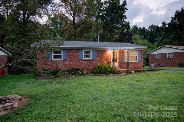 a view of front of a house with a yard