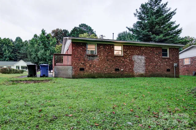 a view of a house with backyard