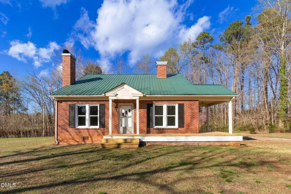 $299,900 | 2200 West 3rd Street, Siler City, NC 27344