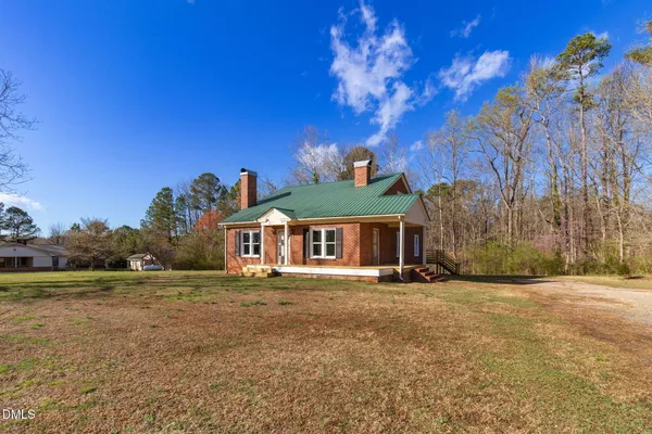 $299,900 | 2200 West 3rd Street, Siler City, NC 27344
