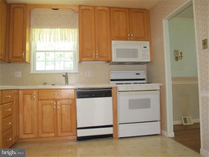 544 Cedarbrook Road Southampton, PA 18966 - Photo 2 of 21 Kitchen