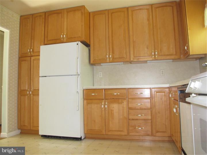544 Cedarbrook Road Southampton, PA 18966 - Photo 4 of 21 Kitchen