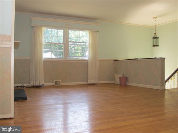 544 Cedarbrook Road Southampton, PA 18966 - Photo 7 of 21 Living Room