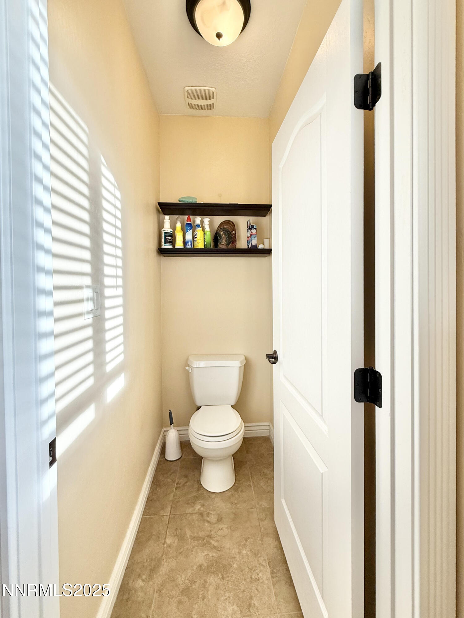 170 Blue Ridge Road Battle Mountain, NV 89820 - Photo 17 of 39 a bathroom with a toilet and a shower curtain