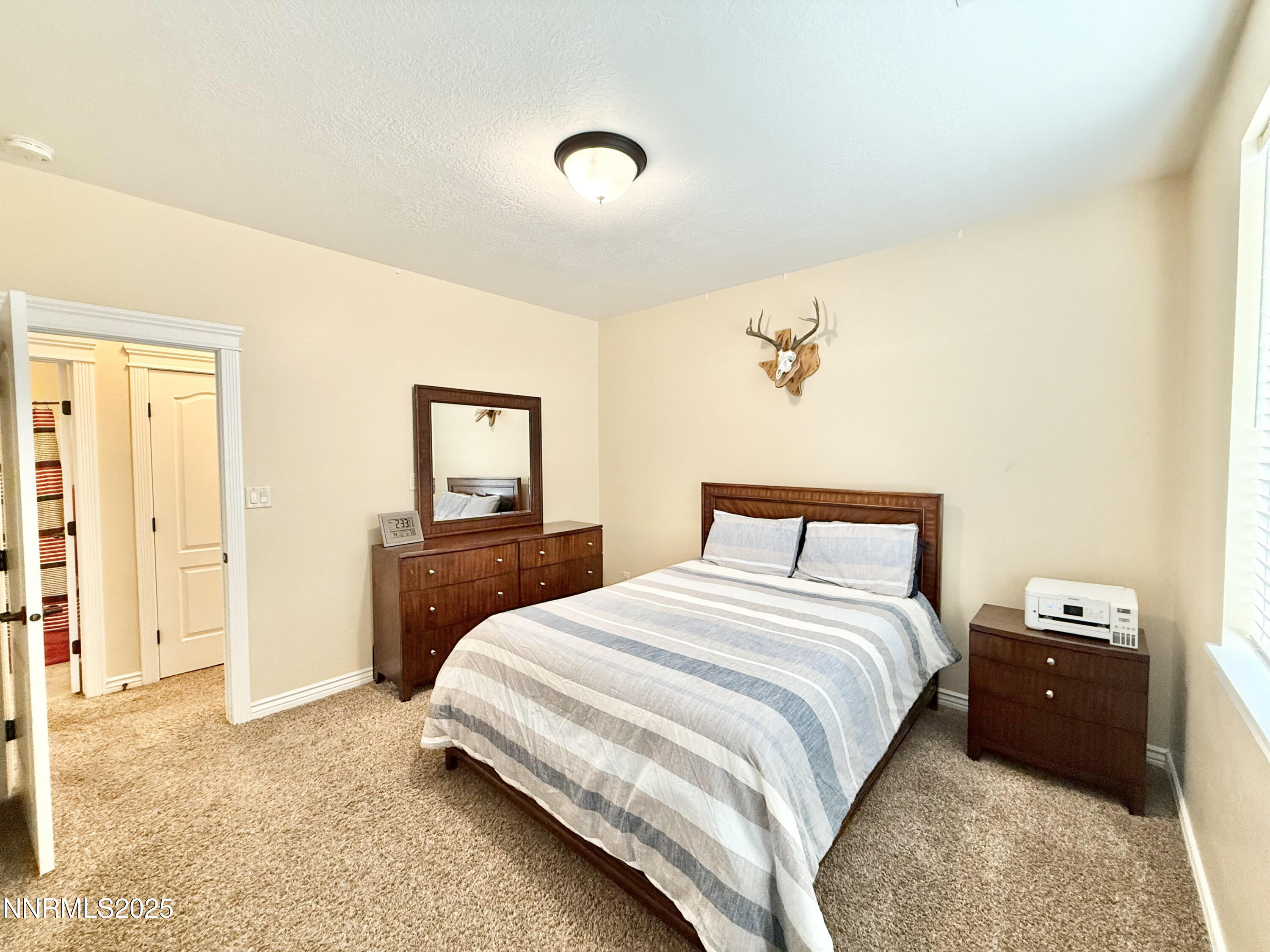 170 Blue Ridge Road Battle Mountain, NV 89820 - Photo 19 of 39 a spacious bedroom with a bed and a lamp