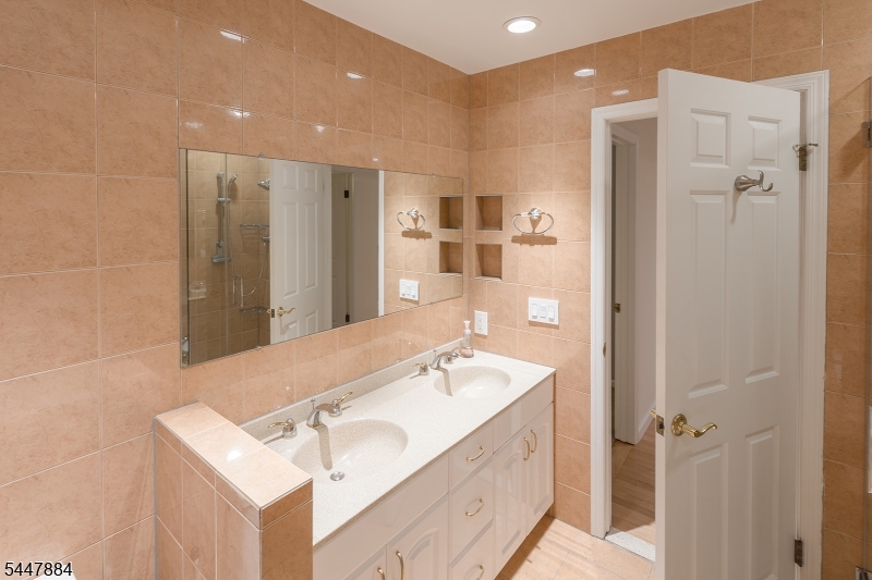 89 Continental Road Morris Plains, NJ 07950 - Photo 15 of 38