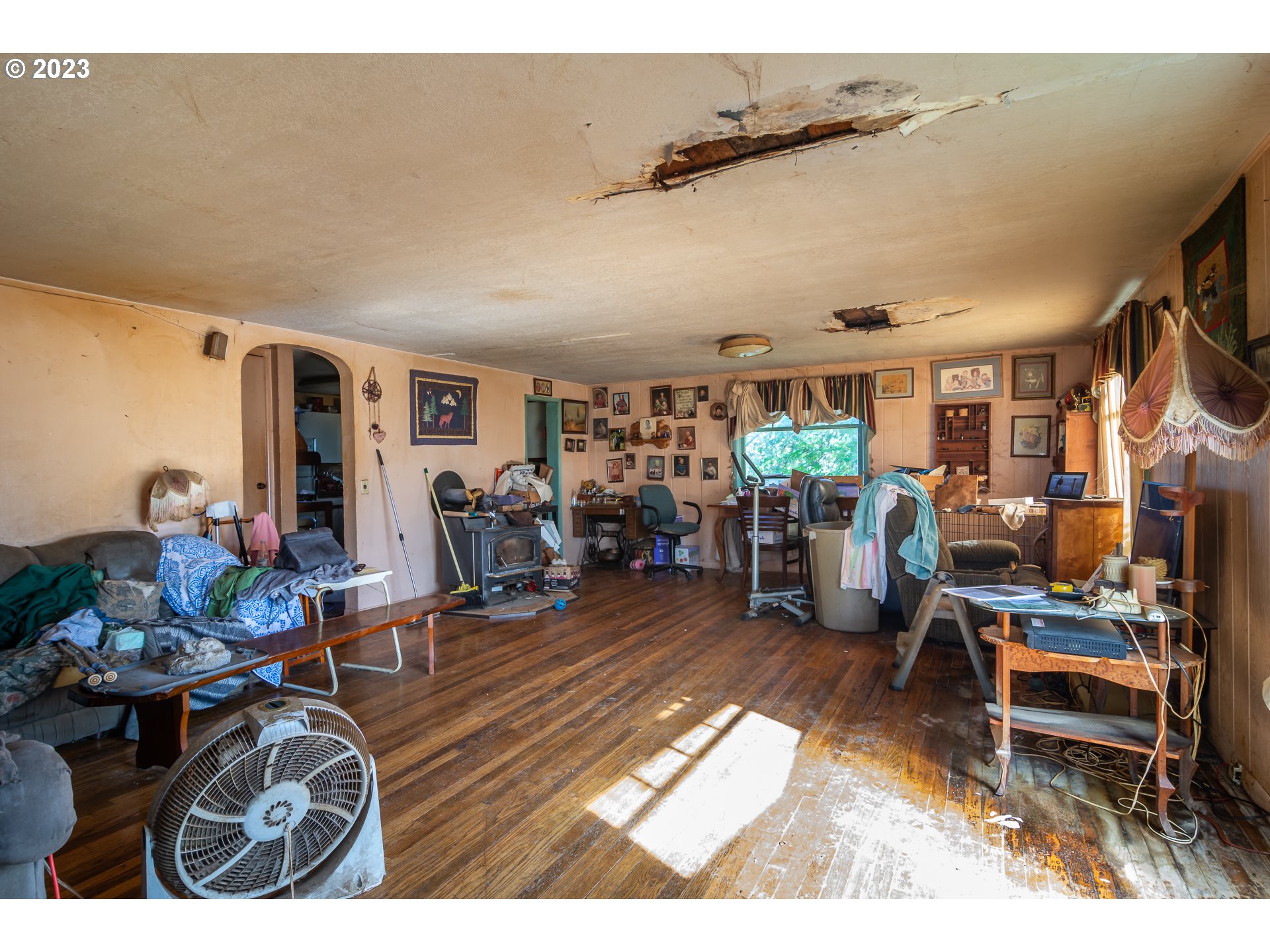 621 Doerner Road Roseburg, OR 97471 - Photo 3 of 48 a living room with furniture a wooden floor and musical instruments