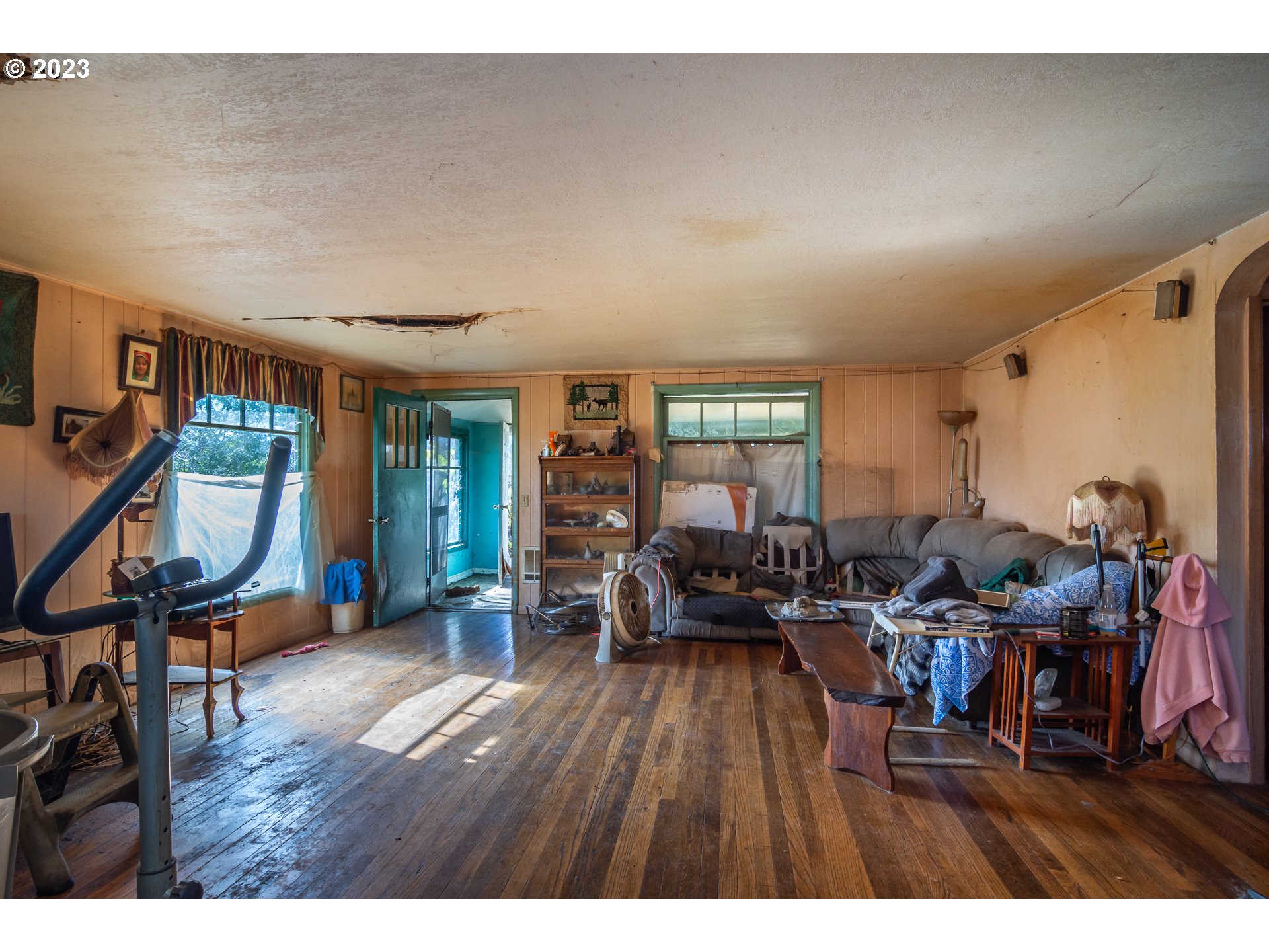 621 Doerner Road Roseburg, OR 97471 - Photo 6 of 48 a living room with furniture and a wooden floor