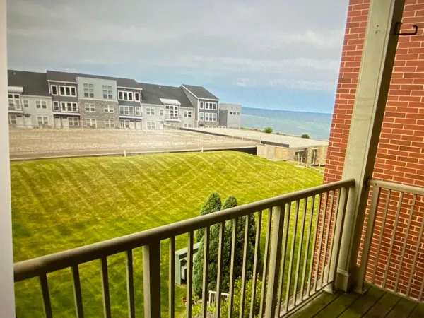 $1,895 | 4110 South Lake Drive, Unit 244, St. Francis, WI 53235