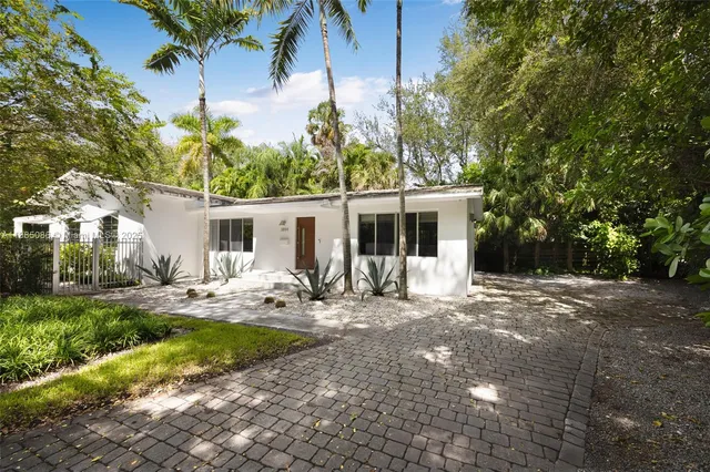 a view of a house with backyard and sitting area