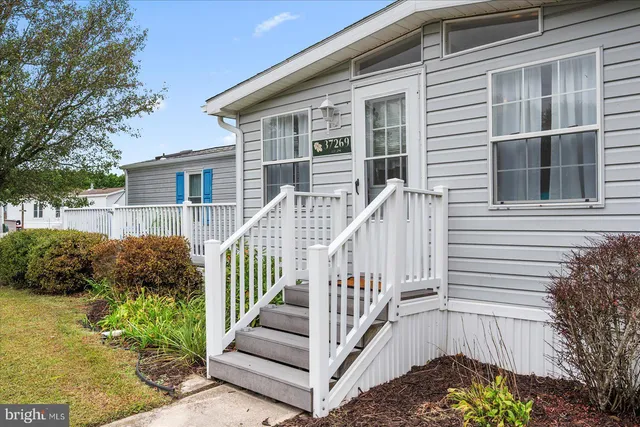 a view of a house with backyard and porch