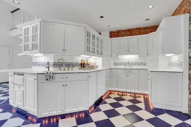 $649,900 | 422 West Water Street, Newburgh, IN 47630