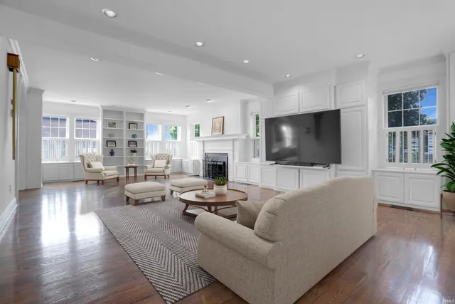 $649,900 | 422 West Water Street, Newburgh, IN 47630