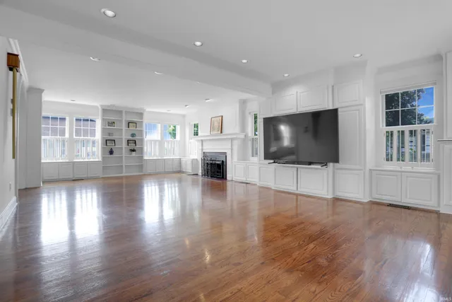 $649,900 | 422 West Water Street, Newburgh, IN 47630