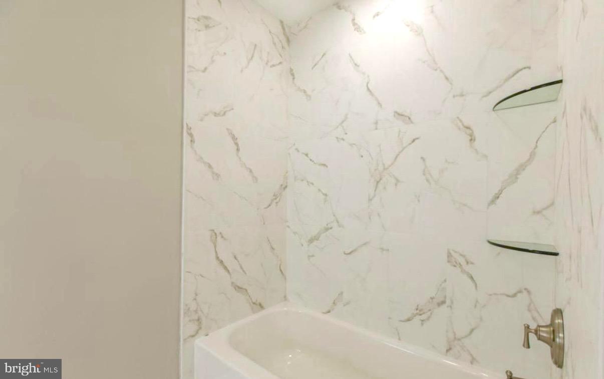 405 Quail Road Marlton, NJ 08053 - Photo 4 of 20 a bathroom with a bathtub