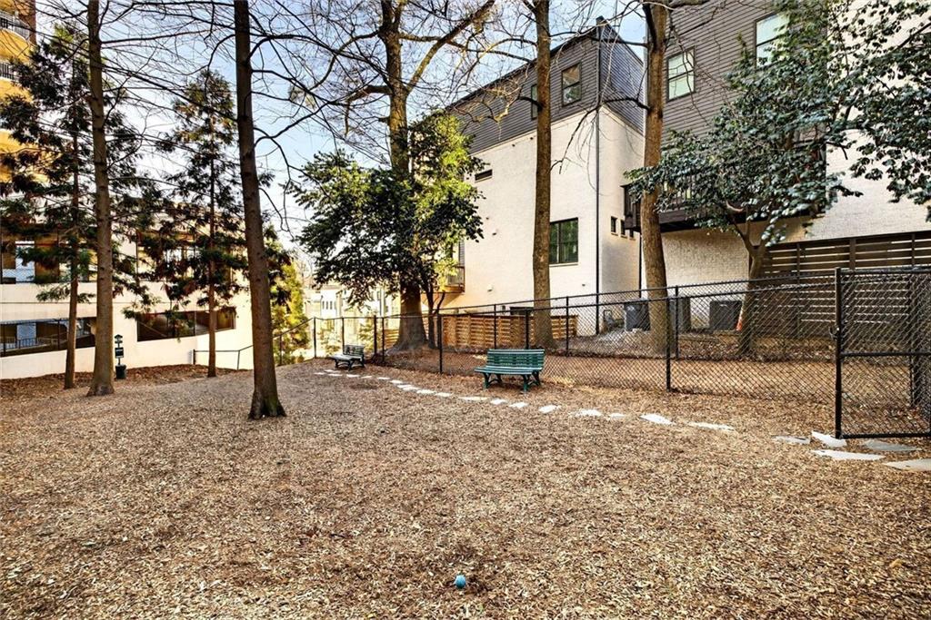 1820 Peachtree Road Northwest, Unit 905 Atlanta, GA 30309 - Photo 38 of 41 a backyard of a house with lots of green space