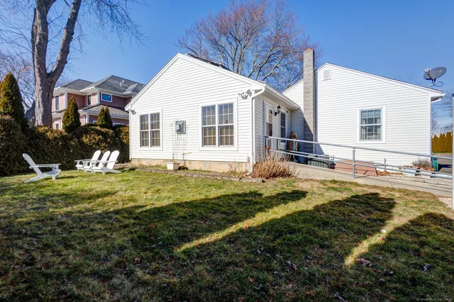 a view of a house with a yard