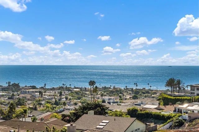 a view of a entryway with interior of the house