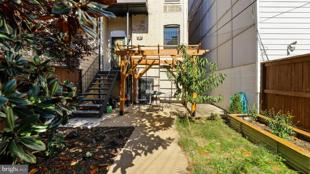 a view of a yard with chairs