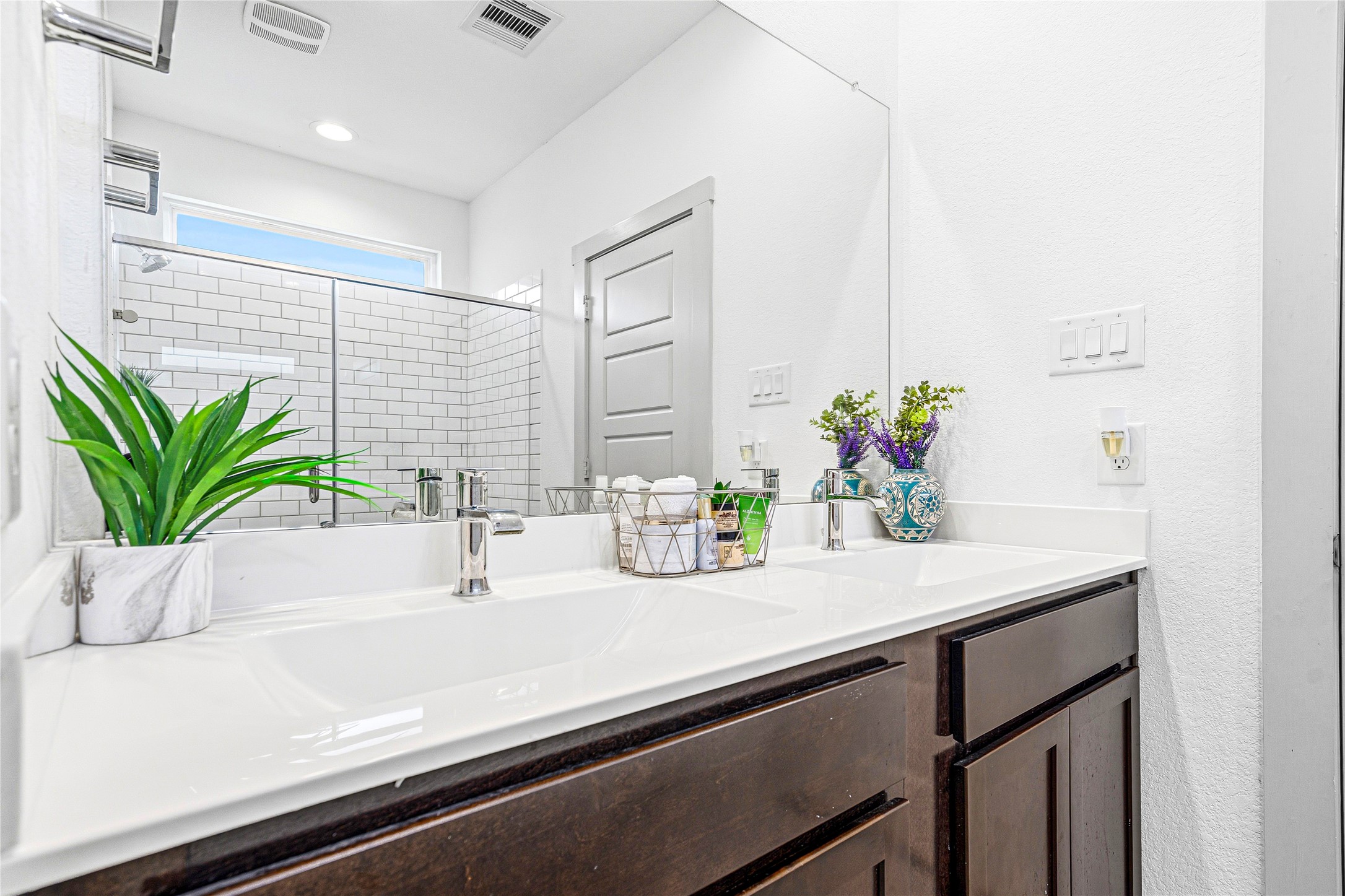 12566 Fleet River Road Houston, TX 77047 - Photo 15 of 30 Double vanity