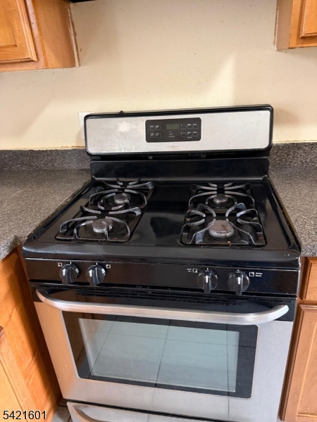 41 3rd Street Newark, NJ 07107 - Photo 7 of 31 a close view of stove top oven